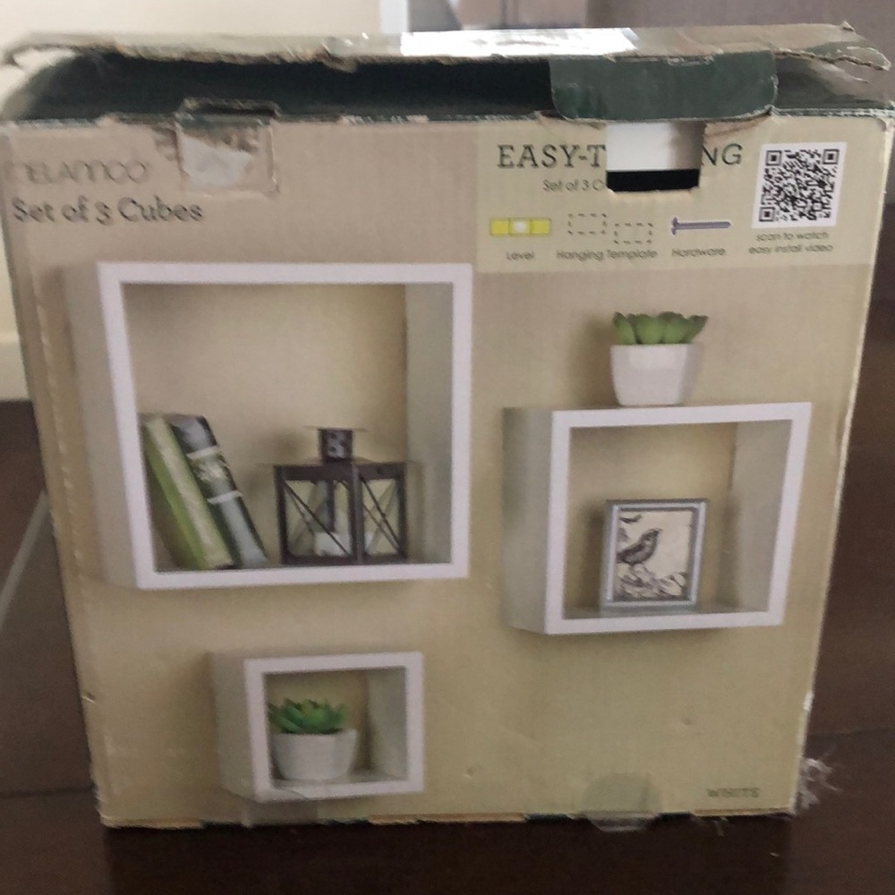Set of 3  display cubes white beams in the box sizes : 9x9  7x7 5x5 inches